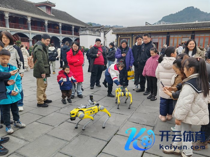 搭客围不雅机器狗“导游”